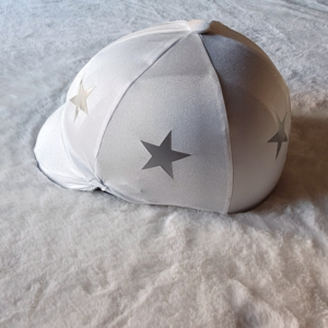 Horse & Jockey Ltd. Reithelmüberzug in Weiss mit silbrigen Sternen