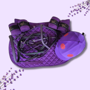 Violettes Reitset mit Schabracke, Zaumzeug & Reithelmüberzug