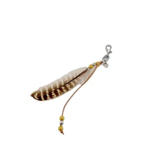 Free Spirit Karabiner-Federanhänger mit goldfarbenen Perlen